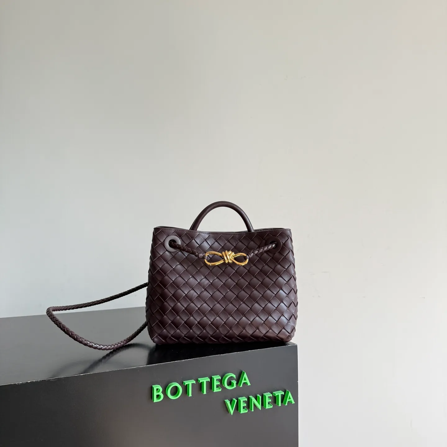 The 2023 new Andiamo batch of 1860 BV has been shipped‼ ️Really popular🔥The new Andiamo woven handbag launched by Bottega Veneta this season is really popular all over the world! ! Celebrities at home and abroad have worn it, and Oscar-winning actress Michelle Yeoh has taken it out on the street. Song Jia, Trai Yara, Yu Feihong, Sanji Ayaka, Rosie Hunting-Whiteley, Yoshioka Riho, etc. have all picked up this bag. It is classic and versatile, showing off its temperament, and the bag capacity is also large, which is very convenient for daily commuting! ! A variety of carrying methods, the shoulder straps can be adjusted by yourself, the original lambskin feels soft and delicate, and the unisex style breaks gender boundaries and brings a more practical and longer-lasting use experience. Andiamo, which has both elegant and casual styles, perfectly interprets the true appearance of "fashionable old money style". Style number: 743568 Size: 25*22*10.5cm